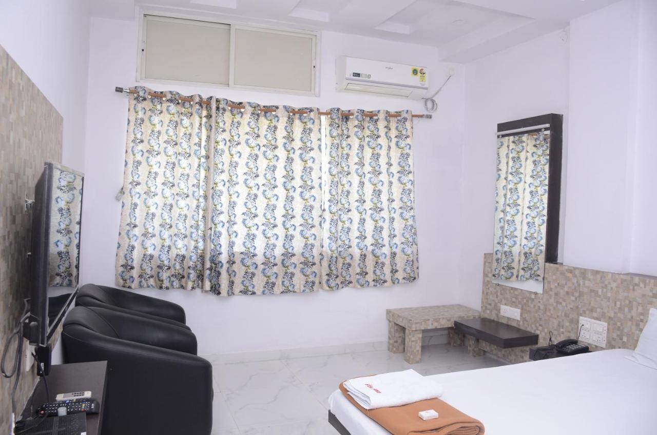 Hotel Mangalam Kurandvad Exterior foto