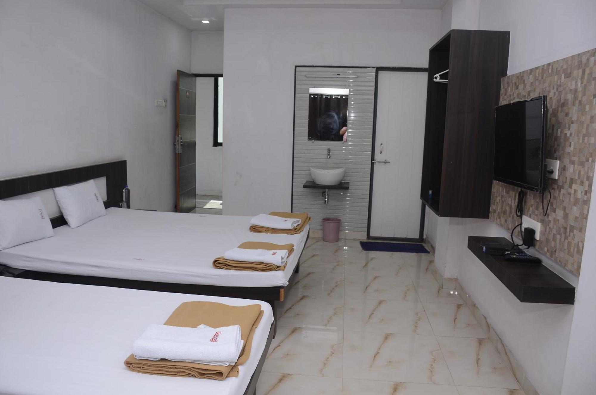 Hotel Mangalam Kurandvad Exterior foto